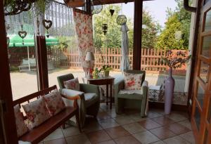 ヴジェシニャにあるWilla Wiosnaのテーブルと椅子、窓が備わる客室です。