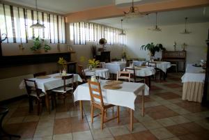 Un restaurante o sitio para comer en Willa Wiosna