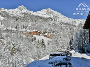 a snow covered mountain with a lodge in the background at Appartement Le Grand-Bornand, 3 pièces, 6 personnes - FR-1-391-182 in Le Grand-Bornand