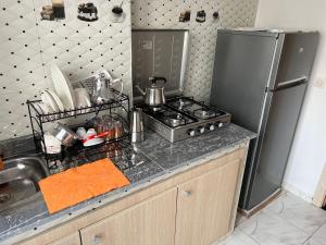 a kitchen with a stove and a refrigerator at Appartement chic in Tit Mellil