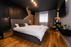 Un pat sau paturi într-o cameră la PNT Apartment