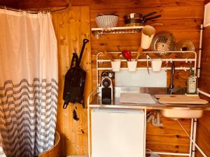 una cucina con bancone e lavandino in una stanza di Yourte et son bain nordique a Fréchet-Aure