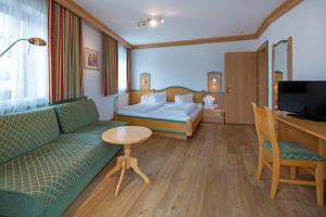 Łóżko lub łóżka w pokoju w obiekcie Hotel Gasthof Obermair