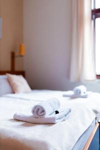 Tempat tidur dalam kamar di Hotel Apollon
