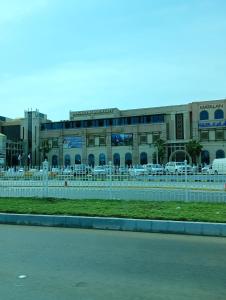 un edificio con coches estacionados frente a él en King Bed "STUDIO ROOM"-Khalidiya Abudhabi, en Abu Dabi