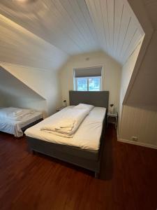 two beds in a room with an attic at Mefjord Brygge in Mefjordvær