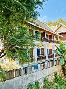 een huis met blauwe deuren en een hek bij Zen Boutique House in Luang Prabang