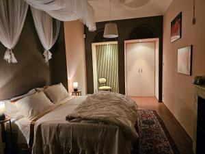 una camera da letto con un letto grande in una stanza di Aedel Lxr a Torino