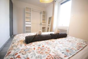 A bed or beds in a room at L'appartement du VH