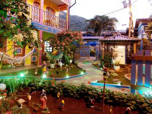 ein Modell eines Hauses mit Miniaturgarten in der Unterkunft Pousada Pedacinho de Céu in Abraão