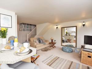 uma sala de estar com uma mesa e um sofá em 1 Bed in Tunbridge Wells 43355 