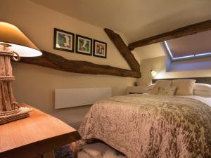 um quarto com uma cama grande e uma janela em 1 Bed in Cartmel LCC14 em Cartmel