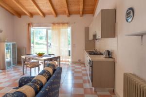 cocina y sala de estar con sofá y mesa en Casa Lina, en Malcesine