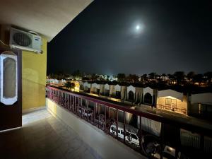 widok na balkon budynku w nocy w obiekcie Skylen Hostel w mieście Hurghada