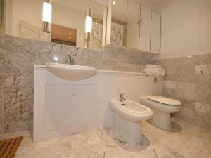 a white bathroom with a sink and a toilet at 2 Bed in Harrogate HH073 in Harrogate