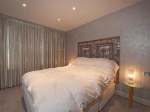 a bedroom with a large white bed and two lamps at 2 Bed in Harrogate HH073 in Harrogate