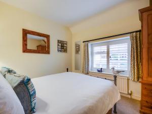 sypialnia z białym łóżkiem i oknem w obiekcie 2 Bed in Holt NCC14 w mieście Holt
