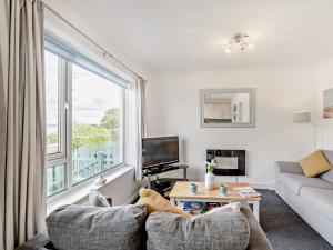 un soggiorno con divano e una grande finestra di 2 Bed in Brixham BX079 a Brixham