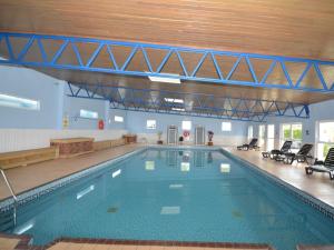una grande piscina in un edificio con un grande di 2 Bed in Brixham BX079 a Brixham