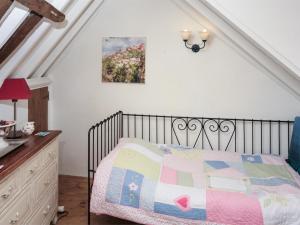 a bedroom with a bed and a dresser at 2 Bed in Aylsham KT080 in Aylsham