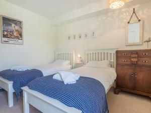Un pat sau paturi într-o cameră la 2 Bed in Holt KT137