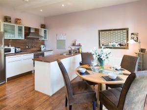 a kitchen and dining room with a table and chairs at 2 Bed in Ripon HH082 in Ripon