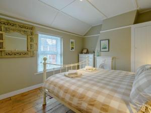 een slaapkamer met een bed met een geruite deken bij 1 Bed in Eastbourne EHC45 in Eastbourne