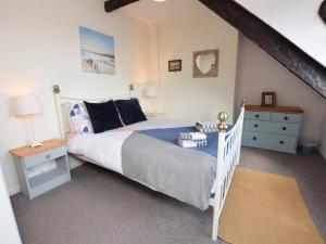 Giường trong phòng chung tại 3 Bed in Bamburgh CN034