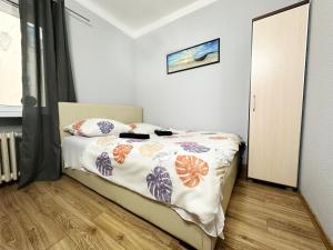 1 dormitorio con 1 cama con colcha de flores en Fantastic - NS54 Room K, en Varsovia