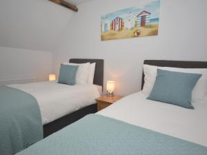 Un pat sau paturi într-o cameră la 3 Bed in Cromer 47832