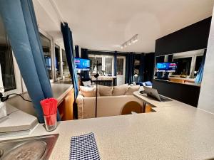 ワルシャワにあるSUSHI 2 fast WiFi 1Gbs 85'TV HBO Disney+ AmazonTVのソファとテーブルのあるリビングルーム