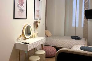 garderoba z lustrem i łóżkiem w obiekcie Appartamento Belle Époque nel cuore di Torino w Turynie