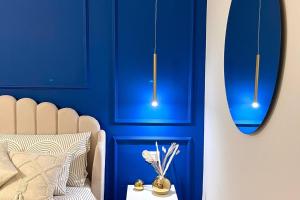 niebieski pokój z kanapą i niebieską ścianą w obiekcie Appartamento Belle Époque nel cuore di Torino w Turynie