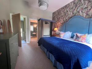 a bedroom with a blue bed with a blue head board at 2 Bed in Pateley Bridge G0017 in Lofthouse