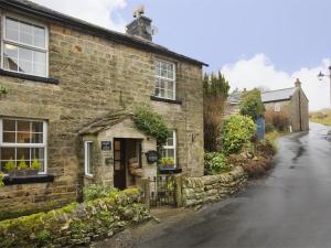 une ancienne maison en pierre sur le côté d'une rue dans l'établissement 2 Bed in Pateley Bridge G0017, à Lofthouse