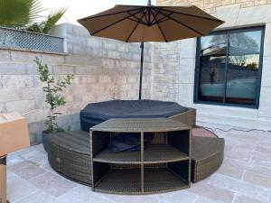 een tafel en stoelen met een parasol op een terras bij Studio Nîmes in Nîmes