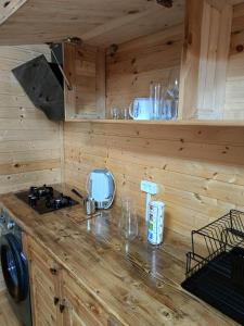 una cocina con encimera en una cabaña en ANANIA Cottage, en Batumi