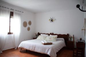 A bed or beds in a room at Hostal Rural La Plata Parking Incluido