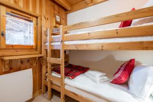 sypialnia z 2 łóżkami piętrowymi w kabinie w obiekcie Le Hameau des Neiges w mieście Les Houches