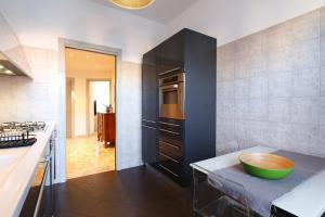 una cucina con bancone e ciotola di PrimoPiano - Arrivabene a Milano