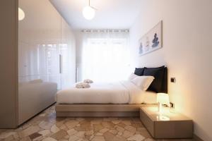 a bedroom with a white bed and a window at PrimoPiano - Arrivabene in Milan
