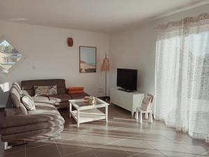 - un salon avec un canapé et une télévision dans l'établissement Comme à la maison, à Sainte-Hélène