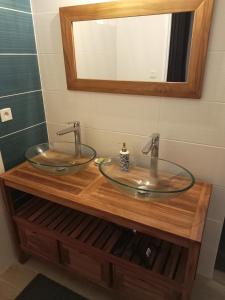 - une salle de bains avec deux lavabos sur un comptoir en bois dans l'établissement Comme à la maison, à Sainte-Hélène