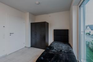 a bedroom with a bed and a large window at EXQUIS Luxus Apartment USM I Kamin I Terrasse I Parkplatz I Mercedes in Böblingen