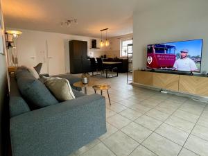 Μια τηλεόραση ή/και κέντρο ψυχαγωγίας στο Boarding-Apartment in Lippstadt