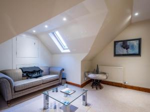 sala de estar con sofá y mesa de cristal en 8 Bed in Melrose 80666, en Galashiels