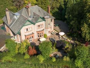 una vista aérea de una casa grande con patio en 8 Bed in Melrose 80666 en Galashiels