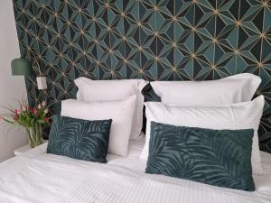 ラ・マンブロル・シュル・ショワジーユにあるChambre d'hôtesのベッドルーム1室(ベッド1台、枕4つ付)