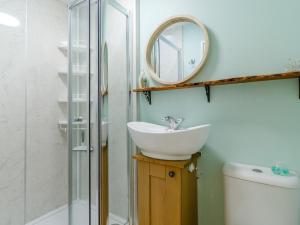 W łazience znajduje się umywalka i lustro. w obiekcie 3 Bed in Wroxham 78708 w mieście Honing