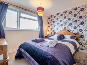 a bedroom with a bed with towels on it at 3 Bed in Cantref BN363 in Brecon